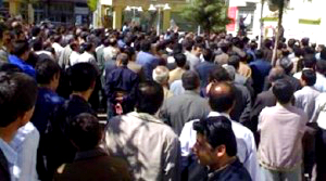 یک معترض سیل‌زده در مقابل فرمانداری کرمانشاه بازداشت شد