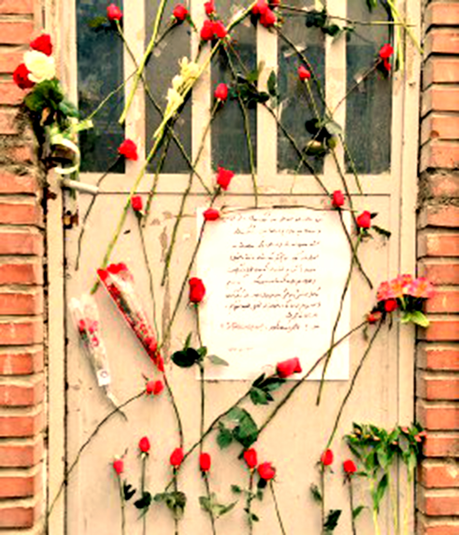 عکس: گلباران درب پلمپ شده انجمن اسلامی دانشگاه خواجه نصیر