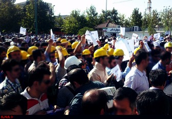 تجمع دویست نفره کلاه‌زردها مقابل نهاد ریاست جمهوری