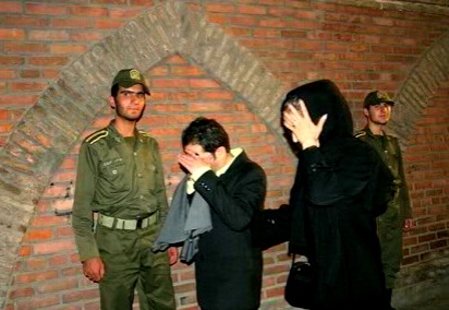 دستگیری ۵۵ زن و مرد در یک مهمانی شبانه در کرمان