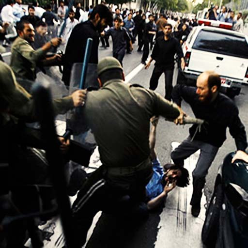 ضرب و شتم کارگران معترض توسط نیروی انتظامی