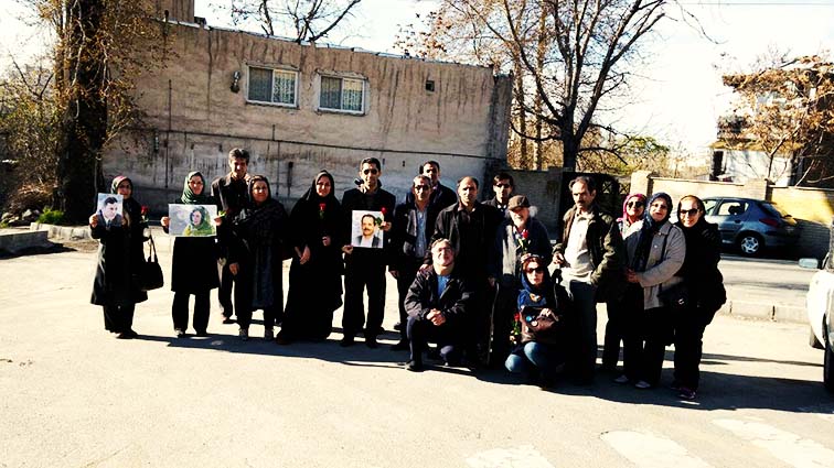 تجمع تعدادی از فعالین مدنی به همراه خانواده زندانیان سیاسی در مقابل زندان اوین/ تصویر