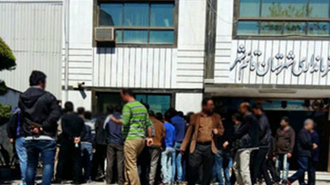 تجمع کارگران نساجی مازندران در مقابل فرمانداری قائمشهر