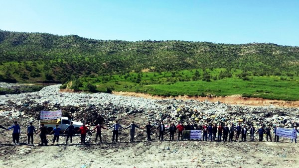 تجمع اعتراضی و تشکیل زنجیره انسانی مردم دهستان خوشناموند در محل دفن زباله های کوهدشت