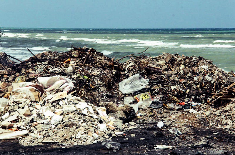 انباشت زباله محمودآباد در ساحل دریا؛ تخریب محیط‌زیست به دلیل نبود خروجی مناسب در بازیافت زباله