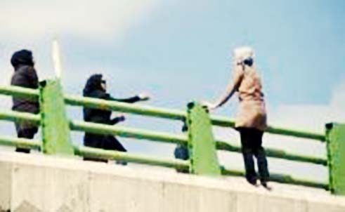 خودکشی دختر ۲۴ ساله از روی پل عابر