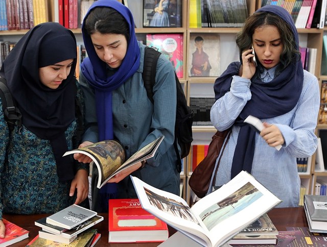 تعطیلی غرفه ۵ ناشر در نمایشگاه کتاب تهران