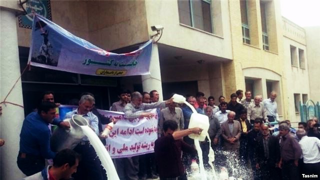 اقدام اعتراضی دامداران در مقابل جهاد کشاورزی اصفهان