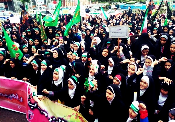 استفاده از کودکان در راهپیمایی تبلیغ حجاب / تصویر