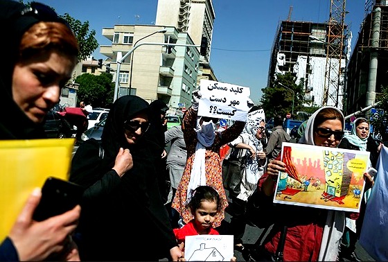 تجمع متقاضیان مسکن مهر پردیس مقابل شرکت عمران