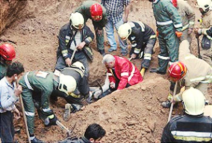 مرگ یک کارگر جوان در پی ریزش آوار در زمین گودبرداری شده