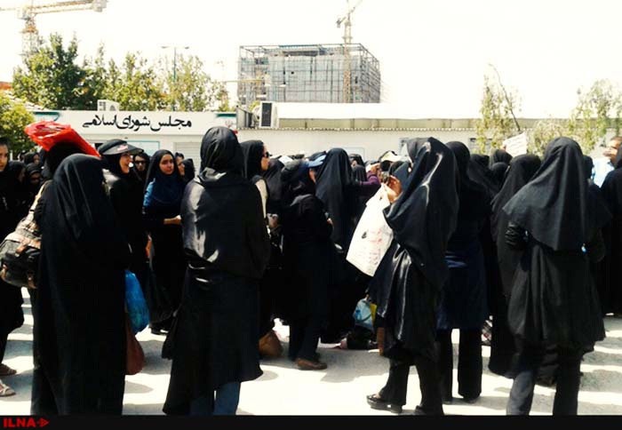 تجمع آموزش‌دهندگان نهضت سوادآموزیِ یزد مقابل آموزش و پرورش