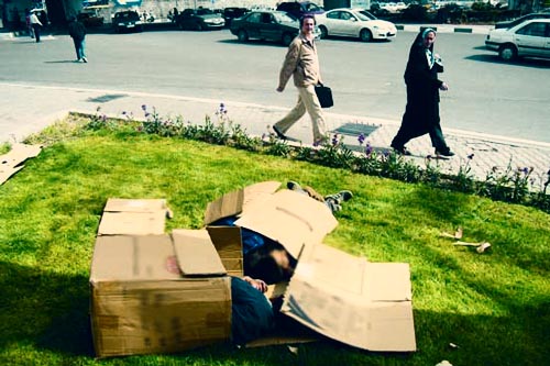 کارگران شهرداری تهران در اطراف مقبره خمینی کارتن‌خوابی می‌کنند