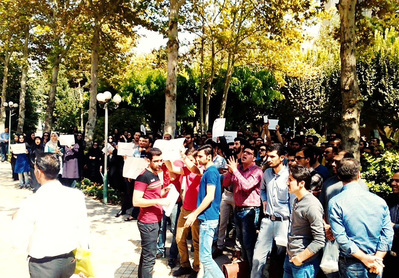 تجمع دانش‌ آموزان مقابل وزارت آموزش‌ و پرورش