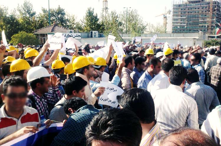 دومین روز تجمع کلاه‌زردها مقابل سازمان مدیریت/ کارگران: از وعده‌های شفاهی خسته‌ایم