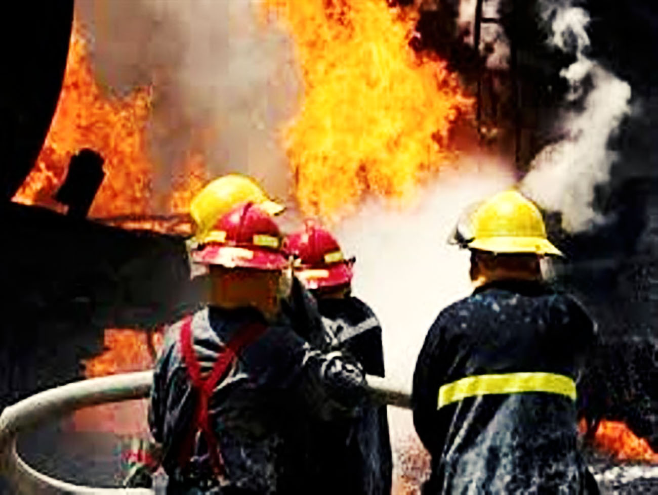 سوختگی ۴ کارگر در جریان آتش‌سوزی پالایشگاه پیروزی