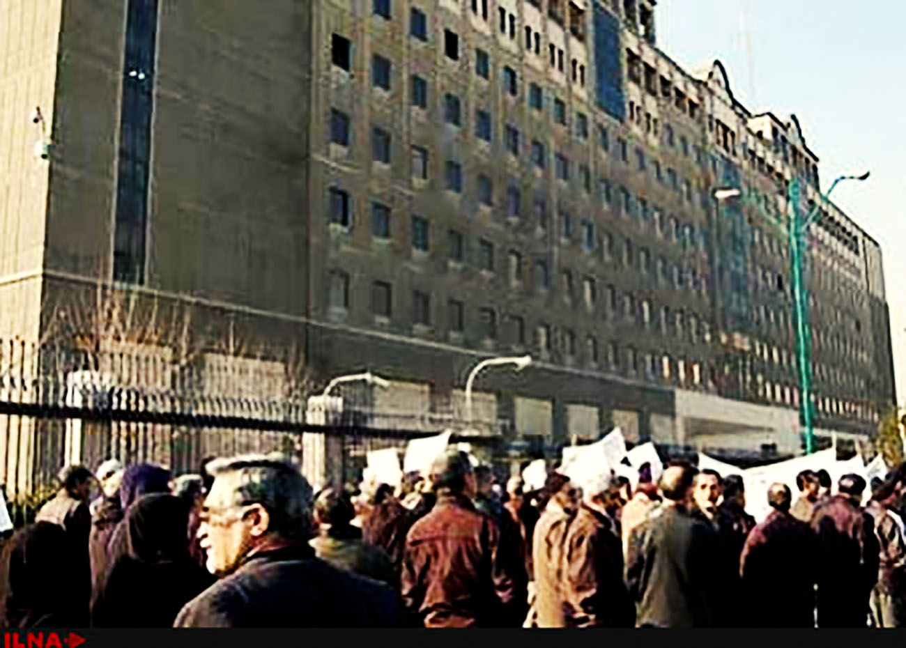 تجمع اعتراضی کارکنان شرکتی مخابرات مقابل مجلس