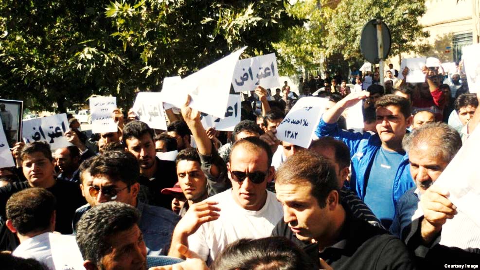 تجمع اعتراضی در مریوان به عبور و مرور تانکرهای حامل سوخت