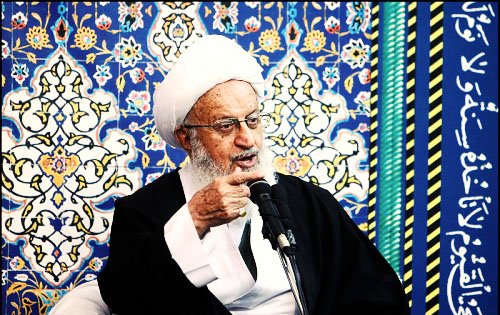 مکارم شیرازی: مسئولان با توهین به مقدسات در شبکه‌های اجتماعی برخورد کنند