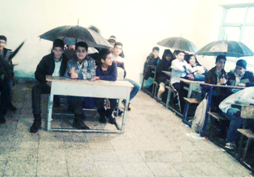 دانش‌آموزان شهرستان دورود لرستان با چتر سر کلاس می‌نشینند