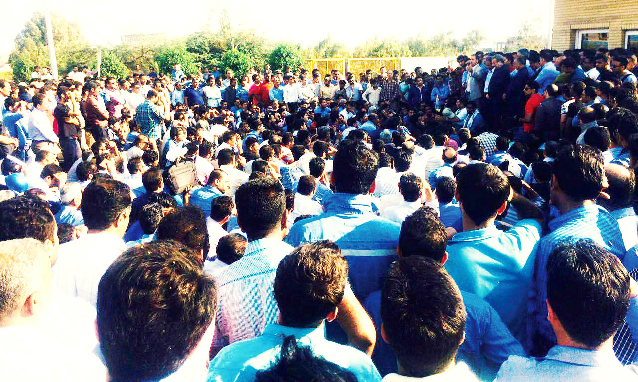 تجمع ۲۰۰ نفری کارگران گروه ملی فولاد اهواز مقابل استانداری خوزستان