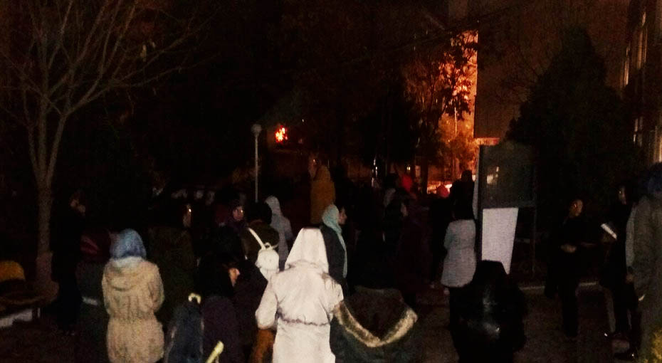 تجمع دانشجویان دختر دانشگاه علامه در اعتراض به تبعیض در ساعت ورود و خروج