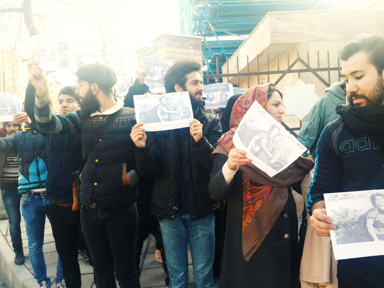 جلوگیری نیروهای امنیتی از تجمع در مقابل زندان اوین در حمایت از آرش صادقی