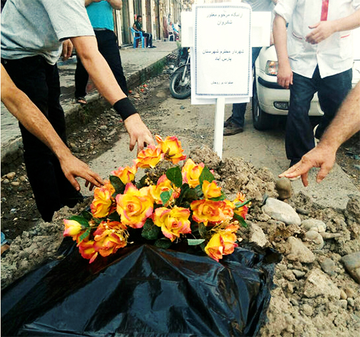مردم معترض پارس آباد به طور نمادین قبر شهردار شهرشان را کندند!