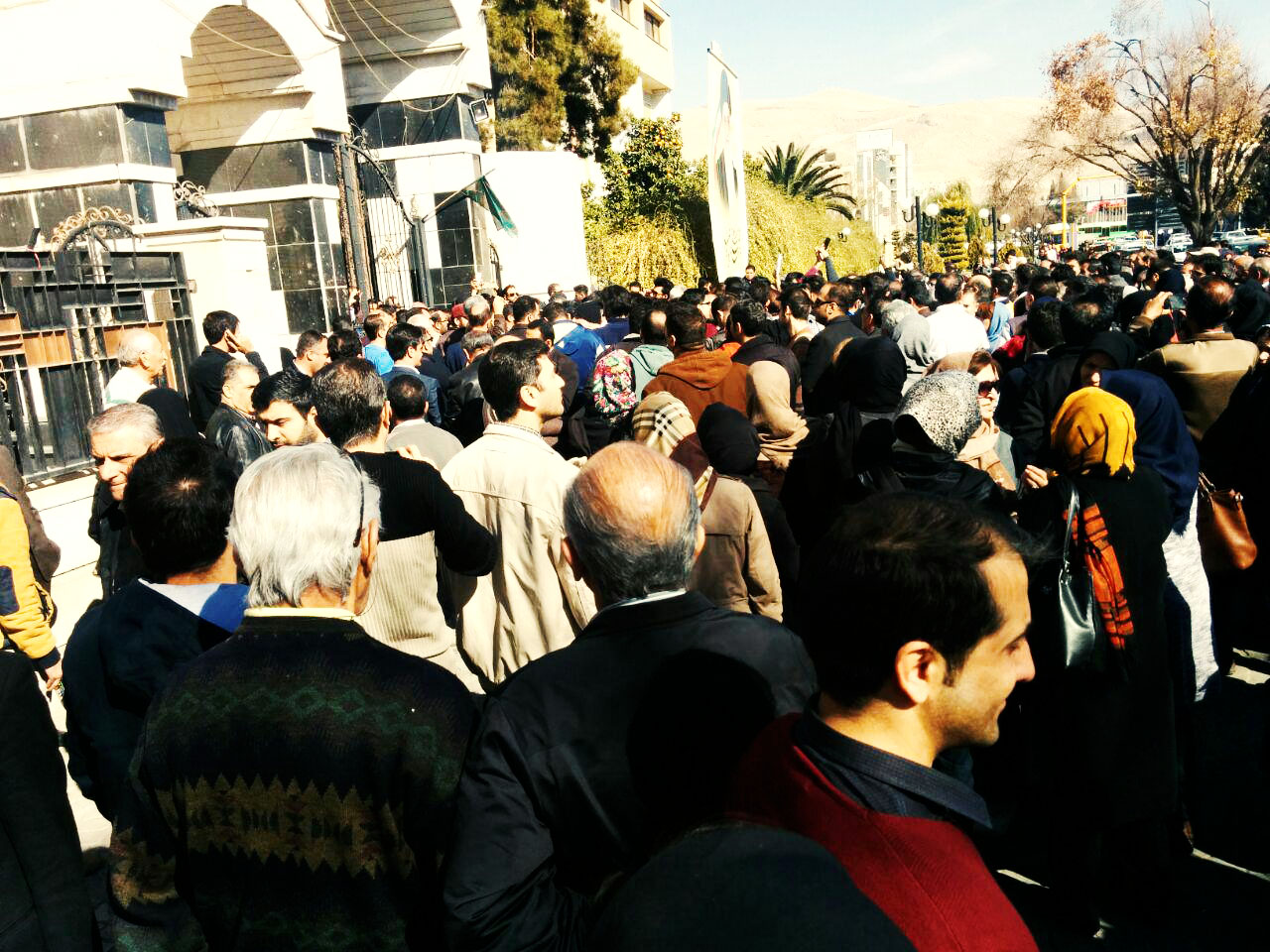 تجمع مردم شیراز در اعتراض به انتشار پارازیت