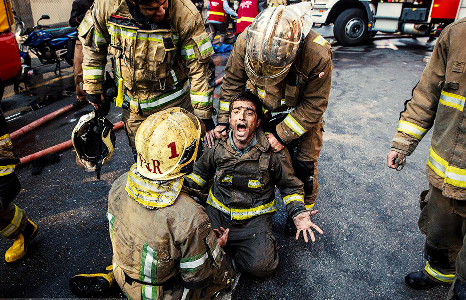 مرگ آتش‌نشانان در حادثه فروریختن ساختمان پلاسکو/ گزارش تصویری