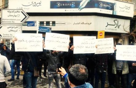 تجمع اعتراضی کسبه پاساژ کویتی‎ در اعتراض به تعطیلی این محل