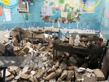 فروریختن سقف یک کلاس درس؛خطر جانی دانش آموزان مدارس فرسوده را تهدید می کند