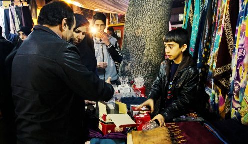 نمایی از کودکان کار خرم آباد در بازار پر هیا هوی شب عید/ گزارش تصویری