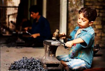 مصائب کودکان کارگری که تنها زندگی می‌کنند