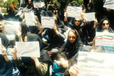 تجمع دانشجویان دکتری دانشگاه تهران مقابل وزارت علوم